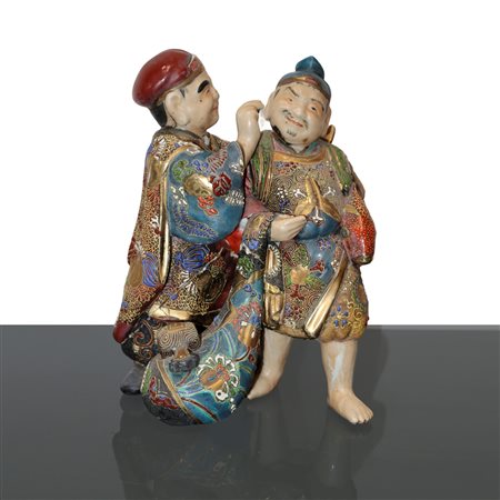 Coppia di figurine giapponesi con dettagli smaltati in blu e oro