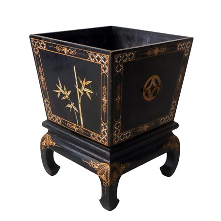 Cachepot cinese in legno laccato e bulinato con decori dorati