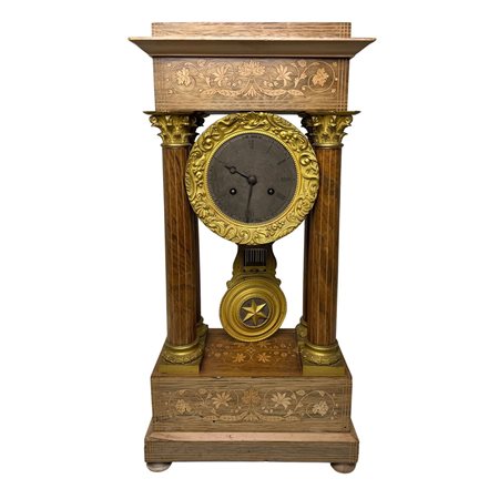 Orologio a pendolo, periodo Carlo X, periodo XIX secolo, ornato di Capitelli...