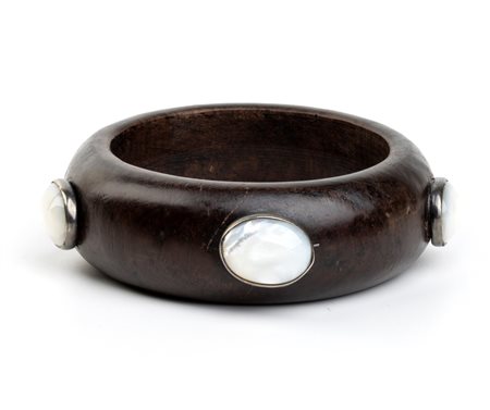 ISABELLA ASTENGO  
bracciale in legno con madreperla 
 