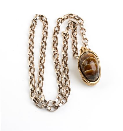  
Collana in argento con anello-pendente incastonato con fossile  
 