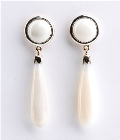  
Orecchini in oro e corallo bianco 
 