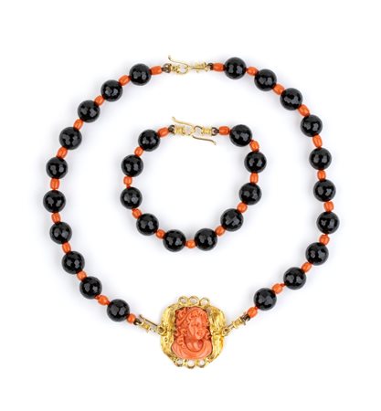  
Girocollo e bracciale in corallo, onice ed oro  
 