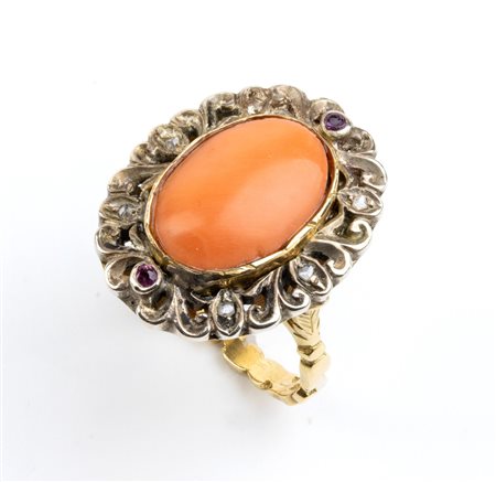  
Anello in oro e argento con corallo Mediterraneo 
 