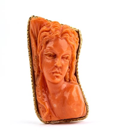  
Pendente in oro con cammeo di corallo 
 