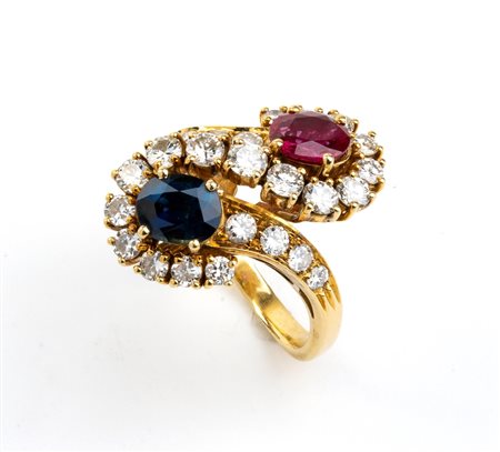  
Anello contrariè in oro con zaffiro, rubino e diamanti 
 