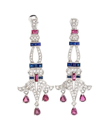  
Paio di orecchini pendenti in oro con diamanti, zaffiri e rubini 
 