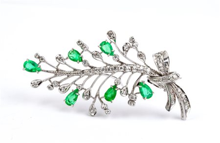 Spilla in oro con diamanti e smeraldi in oro bianco 18k, a motivi di ramo,...