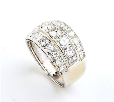 Anello in oro con diamanti modellato come una fascia, incastonato con...