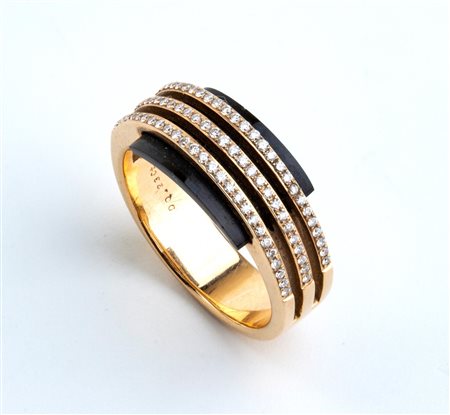 Anello in oro con diamanti in oro giallo 18k, incastonato con tre file di...