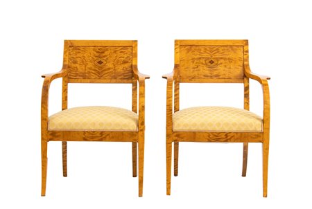 Coppia di sedie Biedermeier con schienale intagliato a decoro geometrico con legni ebanizzati.    