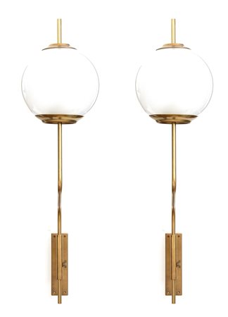 Coppia di applique da parete Pallone Lp1 con struttura in ottone cromato e diffusori in vetro opalino    Luigi Caccia Dominioni