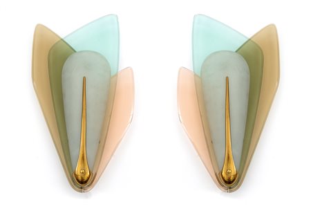 Coppia di lampade da parete con struttura in ottone e vetri sagomati colorati   Max Ingrand