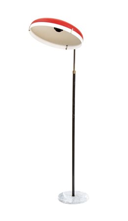 Lampada da terra con stelo in metallo, ottone e diffusore in metallo verniciato rosso.    