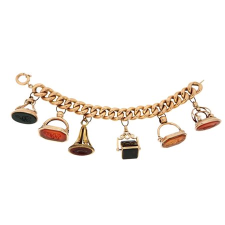 BRACCIALE Bracciale in oro giallo a maglia, con sei charms pendenti a forma...