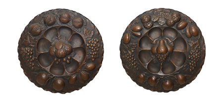 Coppia di piatti con lavorazione di frutti a sbalzo