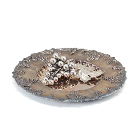 Mario Buccellati  
Piatto in argento firmato Gianmaria Buccellati e un grappolo d'uva in argento Mario Buccellati. 
 