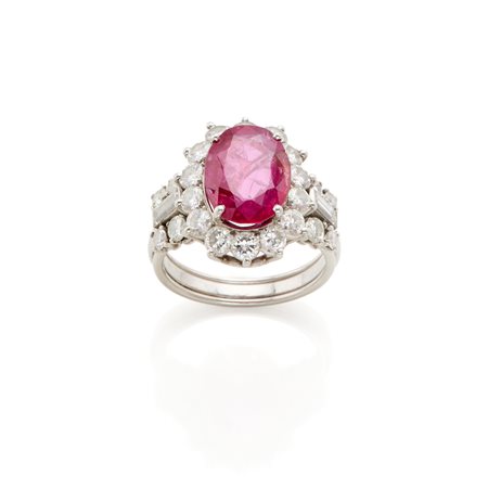  
Anello in oro con diamanti e rubino 
 