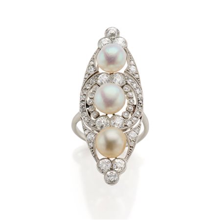  
Anello in platino con perle e diamanti 
 