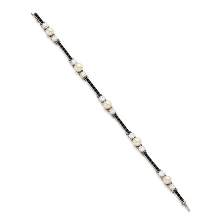  
Bracciale in oro con diamanti e perle 
 