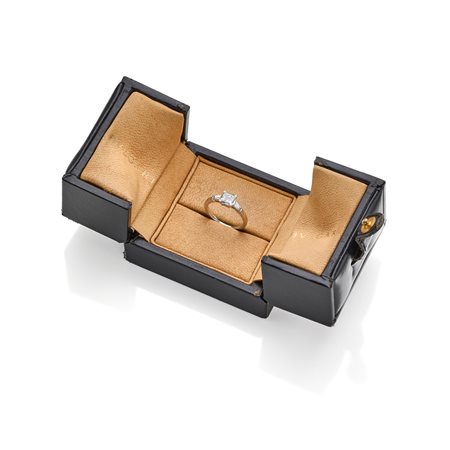 Bulgari  
Anello Bulgari in platino con diamanti 
 