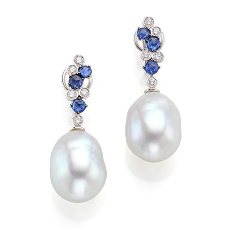  
Orecchini in oro con diamanti, zaffiri e perle  
 