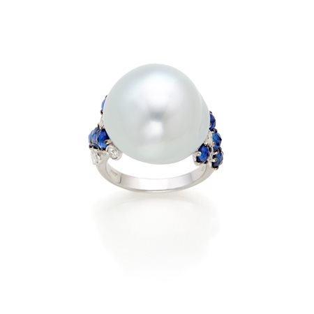  
Anello in oro con diamanti e zaffiri 
 