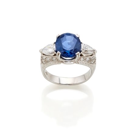  
Anello in oro con zaffiro e diamanti  
 