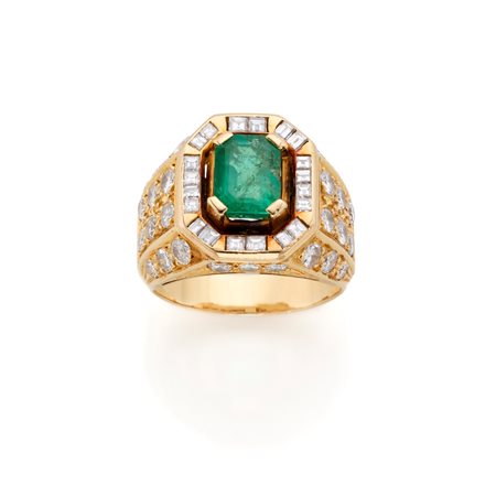  
Anello in oro con smeraldo e diamanti 
 