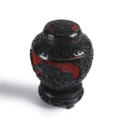 Piccolo "ginger-jar" in lacca nera intagliata, Cina decorazione a motivi...