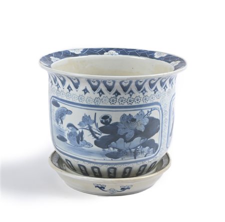 Vaso di gusto orientale in porcellana bianca e blu con piatto sottovaso...