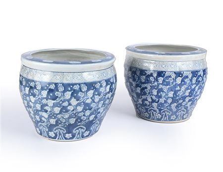 Coppia di cache pots in ceramica bianca e blu corpo globulare con fitta...