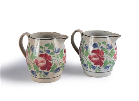 Coppia di brocche in ceramica policroma, fine del XIX secolo decorate in...