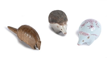 Tre animali diversi di distinte manifatture due ricci in ceramica policroma,...