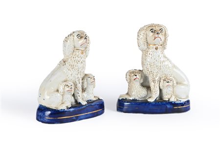 Coppia di gruppi in ceramica con cane barboncino e cuccioli, Staffordshire,...