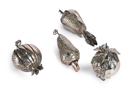 Quattro frutti in argento a basso titolo e in metallo argentato da cm 14 a cm 22