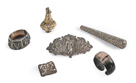 Lotto composto da due bracciali, una fibbia, una spilla, un portaprofumo e un...