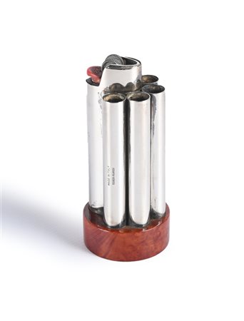 Accendino da tavolo in metallo con portasigarette di forma cilindrica su base...