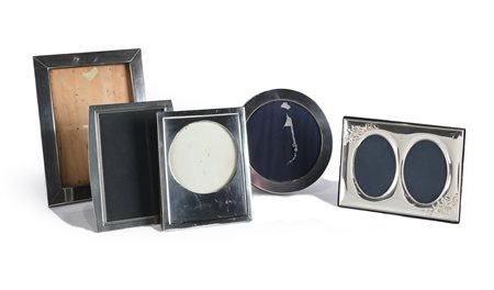 Cinque cornici da tavolo diverse in argento ed in metallo argentato una a due...