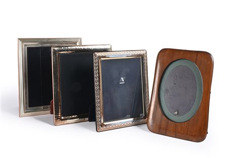 Tre cornici da tavolo in lamina d'argento ed una quarta rettangolare in legno...