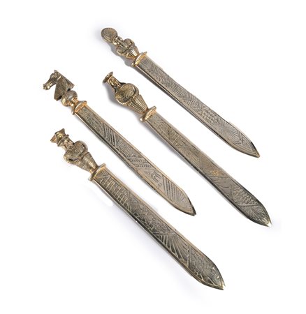 Quattro tagliacarte in ottone dalle simili caratteristiche e diverse...