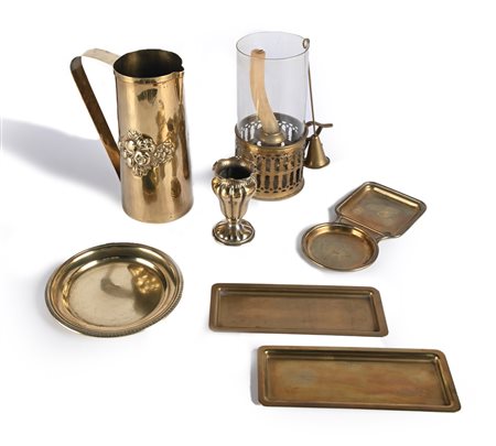 Sette oggetti in ottone piatto (cm 15,5), due vassoietti rettangolari marcati...