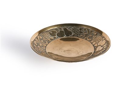 Centrotavola in ottone forma circolare su basso piede ad anello, con frutta...