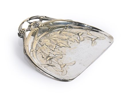 Paletta raccoglibriciole Art Nouveau in metallo argentato e dorato decorata...