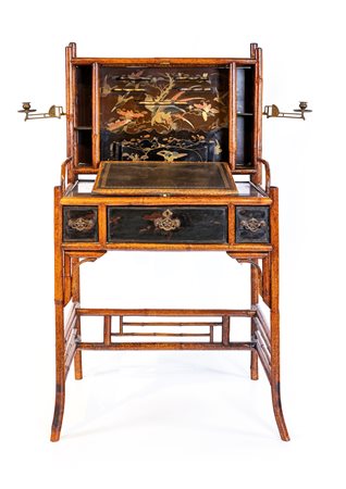 Bonheur du jour in bambù e lacca, Regno Unito, inizi del XX secolo corpo...