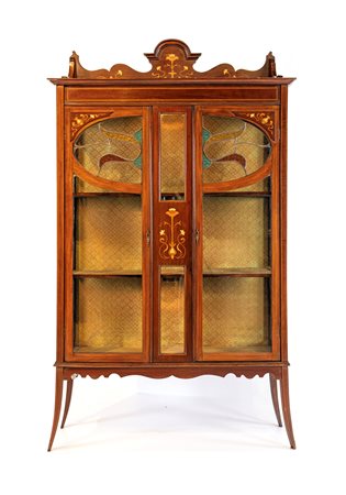 Vetrina Art Nouveau in mogano con intarsi in legni di frutto a motivi...