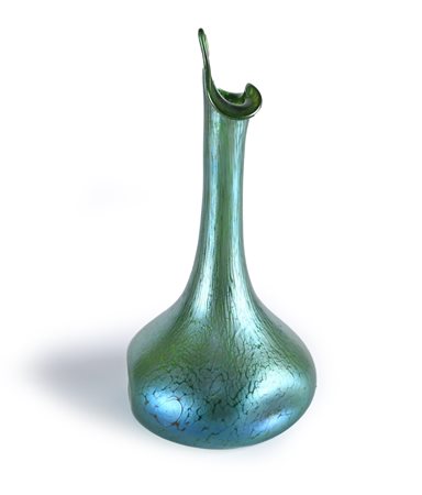 Vaso Art Nouveau in vetro verde iridescente a lustro opaco, Loetz, Austria di...