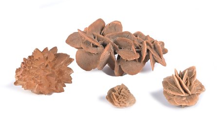 Lotto composto da quattro aggregati di cristalli ed un frammento di roccia...