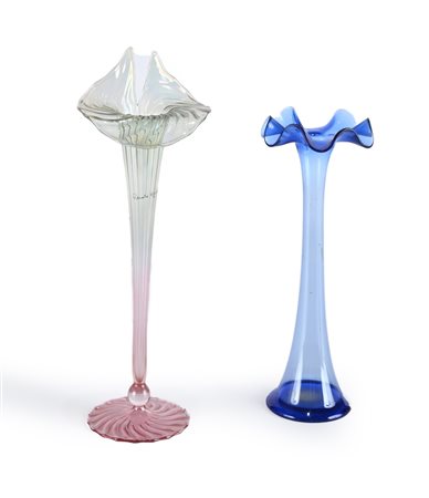 Due vasi solifleur diversi in vetro soffiato, maestri vetrai muranesi uno...