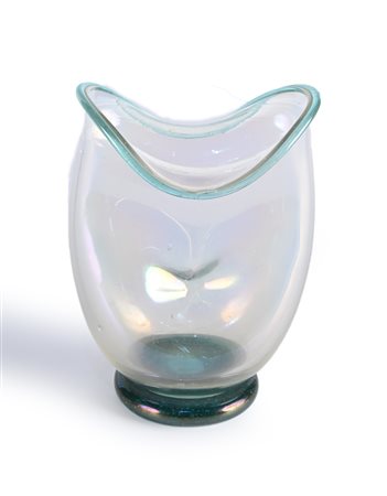 Vaso in vetro soffiato incolore iridato di forma schiacciata al centro su...